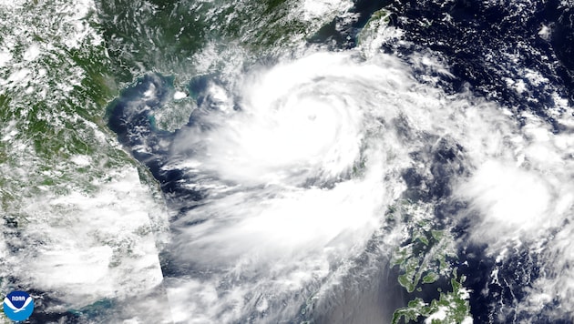 Typhoon "Yagi" is approaching the coasts of the provinces of Hainan and Guangdong with wind speeds of up to 245 kilometers per hour. (Bild: NOAA)