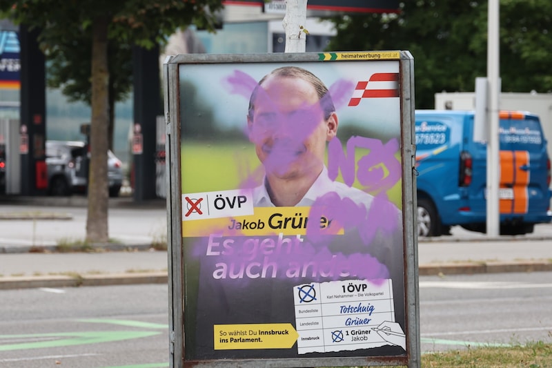 The poster of Jakob Grüner (ÖVP) was graffitied. (Bild: Birbaumer Christof)