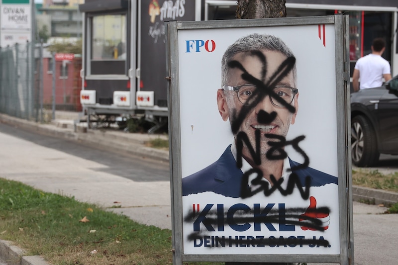 Das Beschmieren der Wahlkampfplakate gehört fast schon zum politischen Must. Primär sind es jene der FPÖ, die verunstaltet werden. (Bild: Birbaumer Christof)