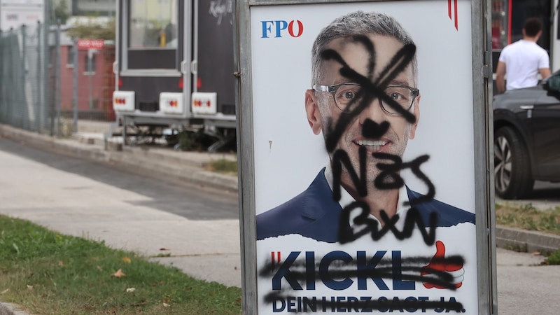 Das Beschmieren der Wahlkampfplakate gehört fast schon zum politischen Must. Primär sind es jene der FPÖ, die verunstaltet werden. (Bild: Birbaumer Christof)