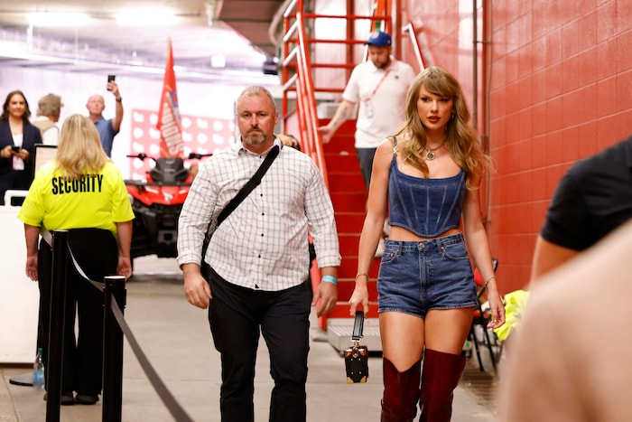 Taylor Swift perfekt gestylt im Stadion.