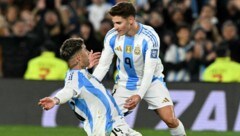 Argentinien hat auch ohne Messi keine Schwierigkeiten gegen Chile.  (Bild: AFP/APA/Luis ROBAYO)