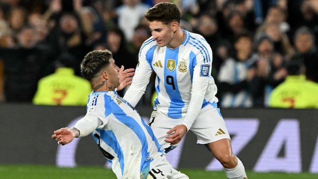 Argentinien hat auch ohne Messi keine Schwierigkeiten gegen Chile.  (Bild: AFP/APA/Luis ROBAYO)