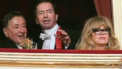 Über viele Jahrzehnte verband Heribert Kasper (M.) mit Richard Lugner eine Freundschaft. Auch beim Opernball besuchte er Mörtel regelmäßig in dessen Loge, so wie einst, als Goldie Hawn zu Gast war. (Bild: APA/HELMUT FOHRINGER)