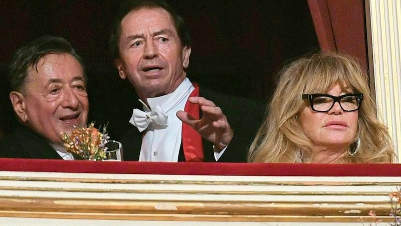 Über viele Jahrzehnte verband Heribert Kasper (M.) mit Richard Lugner eine Freundschaft. Auch beim Opernball besuchte er Mörtel regelmäßig in dessen Loge, so wie einst, als Goldie Hawn zu Gast war. (Bild: APA/HELMUT FOHRINGER)