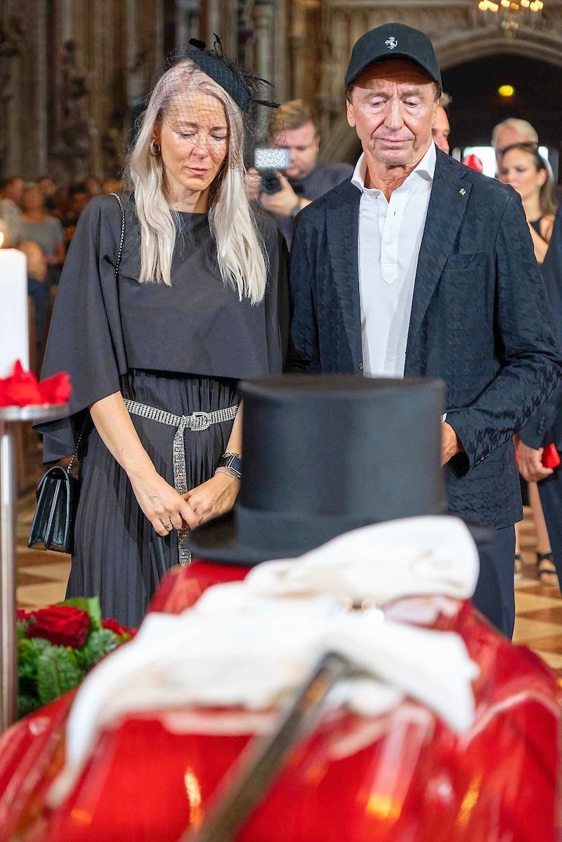 Heribert Kasper mit der Witwe Simone Lugner beim Abschied von Richard Lugner. „Die Simone kann da überhaupt nichts dafür“, sagt „Mister Ferrari“. (Bild: Andreas Tischler / Vienna Press)