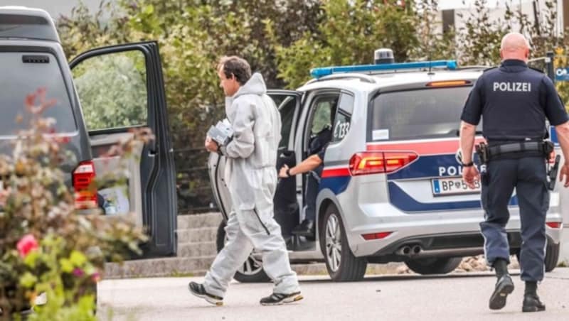 Stunden später nach dem Attentat wurde das Elternhaus in Neumarkt abgeriegelt. (Bild: AP ( via APA) Austria Presse Agentur/APA/DANIEL SCHARINGER)