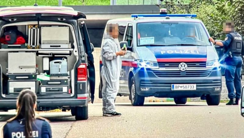 Die Salzburger Polizei vor dem Elternhaus des Attentäters (Bild: Markus Tschepp/Markus Tschepp, Krone KREATIV)