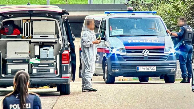 The Salzburg police in front of the assassin's parents' house (Bild: Markus Tschepp/Markus Tschepp, Krone KREATIV)