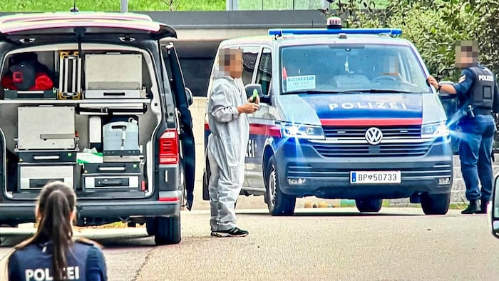Die Salzburger Polizei vor dem Elternhaus des Attentäters