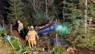 Das zerstörte Auto kam auf dem Dach im Preberseebach zum Stillstand. 