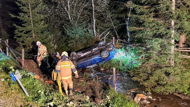 Das zerstörte Auto kam auf dem Dach im Preberseebach zum Stillstand.  (Bild: Freiwillige Feuerwehr Tamsweg)