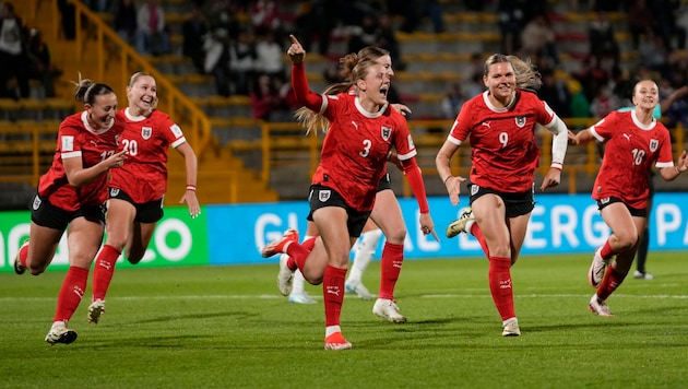 Jubel bei den ÖFB-U20-Damen bei der WM in Kolumbien.  (Bild: AP ( via APA) Austria Presse Agentur/ASSOCIATED PRESS)