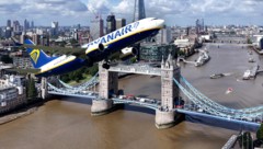 Ryanair macht das London-Comeback möglich. Zweimal pro Woche steht Stansted vorerst auf dem Flugplan. (Bild: Krone KREATIV/REUTERS, EPA)