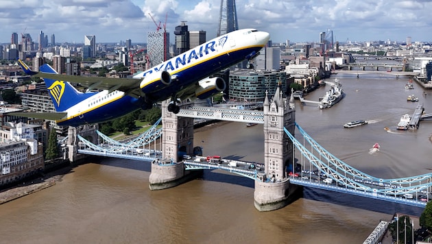 Ryanair is making the London comeback possible. Stansted is on the flight schedule twice a week for the time being. (Bild: Krone KREATIV/REUTERS, EPA)