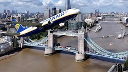 Ryanair macht das London-Comeback möglich. Zweimal pro Woche steht Stansted vorerst auf dem Flugplan. (Bild: Krone KREATIV/REUTERS, EPA)