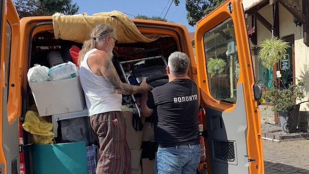 Bereits zum fünften Mal machten sich Tom Putzgruber und Christine Schreiner mit einer Ladung an dringend benötigten Produkten auf den Weg ins Kriegsland. (Bild: Verein RespekTiere)