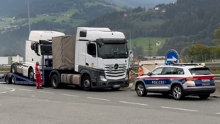 Am vergangenen Freitag sorgte der Einsatz auf dem Autobahnparkplatz für Aufsehen. (Bild: ZOOM Tirol/Krone KREATIV)