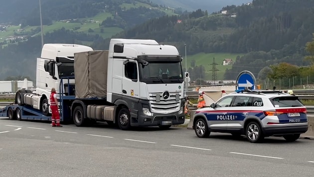 Last Friday, the operation at the highway parking lot caused quite a stir. (Bild: ZOOM Tirol/Krone KREATIV)