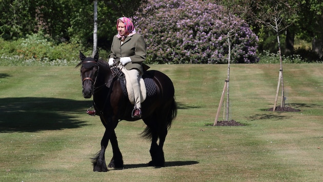 Queen Elizabeth bei einem Ausritt mit ihrem Fellpony in Windsor. (Bild: picturedesk.com/Steve Parsons / PA)