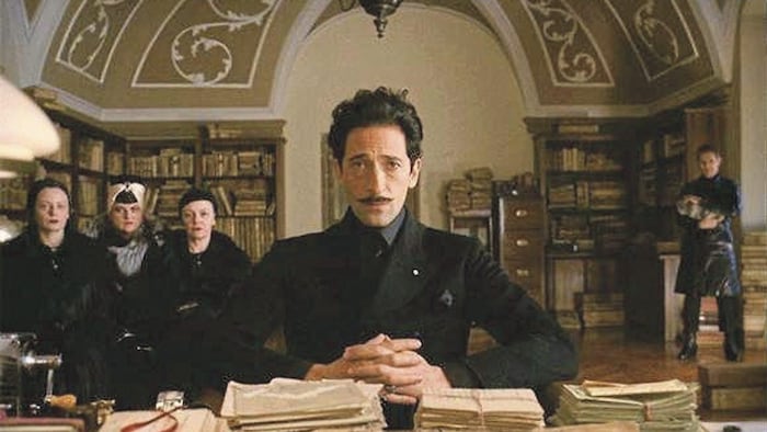Adrien Brody spielt in „The Brutalist“ einen Auswanderer.