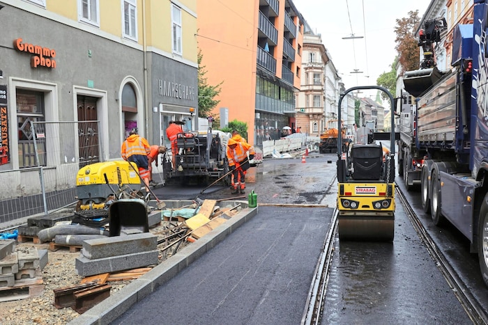 n der Maiffredygasse ist man weitgehend fertig, ab Montag fahren die Straßenbahnen (Linie 1 und ...