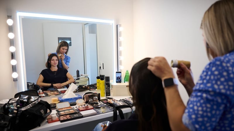 Alina Marzi wird backstage für die große „Promi Quizjagd“ vorbereitet. (Bild: Philipp Carl Riedl / ServusTV)