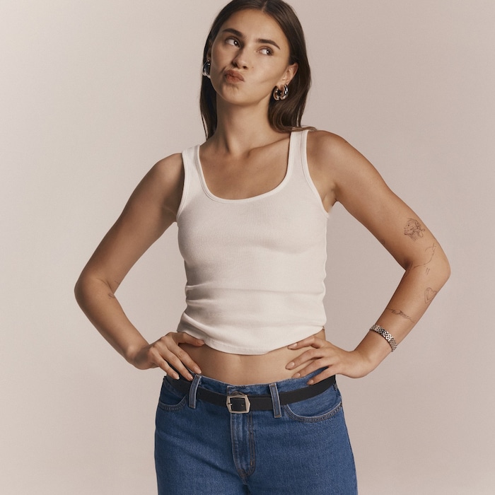 Kommt nie aus der Mode: Das weiße Tanktop zur Jeans