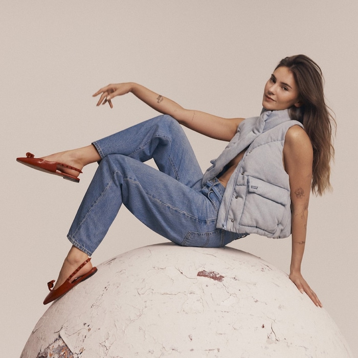 Einer von Stefanie Giesingers Lieblings-Looks: die neue Loose-Fit-Jeans und die Bubble-Weste von Levi‘s