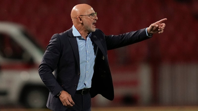 European champion coach Luis de la Fuente saw his Spaniards play out a tired 0-0 draw against Serbia in the Nations League opener. (Bild: AP ( via APA) Austria Presse Agentur/ASSOCIATED PRESS)