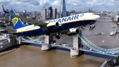 Der Flug nach London ist ein etablierter Renner. (Bild: Krone KREATIV/REUTERS, EPA)