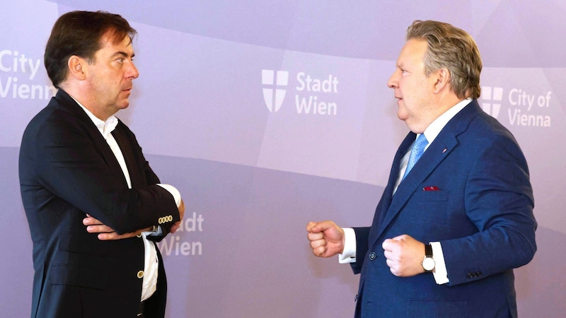 "Krone" super department head Rainer Nowak in conversation with Vienna's mayor Michael Ludwig (Bild: Bissuti Kristian/KRISTIAN BISSUTI)