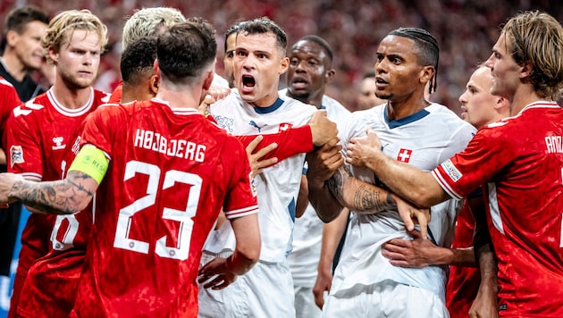 Granit Xhaka (10) was furious. (Bild: AFP/APA/Ritzau Scanpix/Mads Claus Rasmussen)