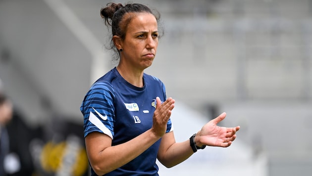 Liese Brancao prepares her team for the upcoming match. (Bild: GEPA/GEPA pictures)