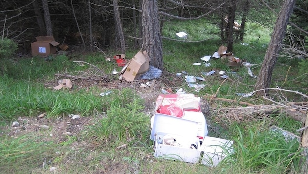 Numerous parcels were scattered in the forest. (Bild: Polizei Nauders)