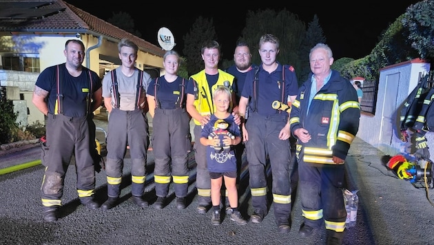 Elias (8) is sure to be thanked by the team: he was the first to alert his mother when the garage in his neighbor's garden was on fire. (Bild: FF Ollern/Wilfersdorf)