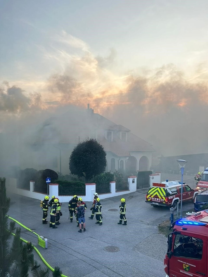 Kurz nach der Alarmierung war der Rauch nicht mehr zu übersehen. (Bild: FF Ollern/Wilfersdorf)