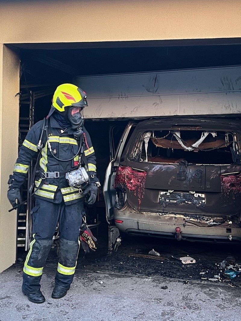 A car had apparently caught fire in the garage. (Bild: FF Ollern/Wilfersdorf)