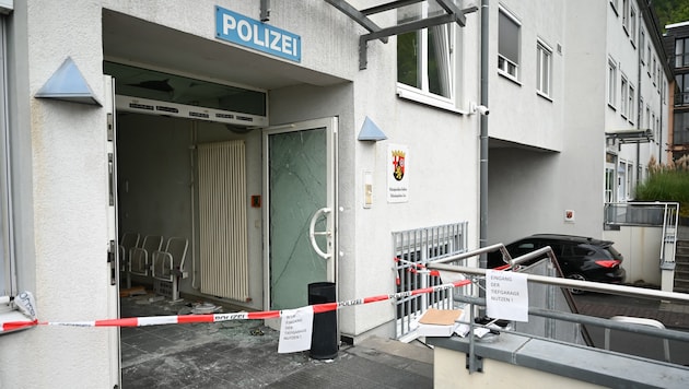 The entrance to the police station was damaged. (Bild: picturedesk.com/Alexander Franz/dpa)