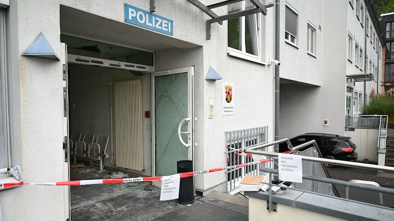 The entrance to the police station was damaged. (Bild: picturedesk.com/Alexander Franz/dpa)