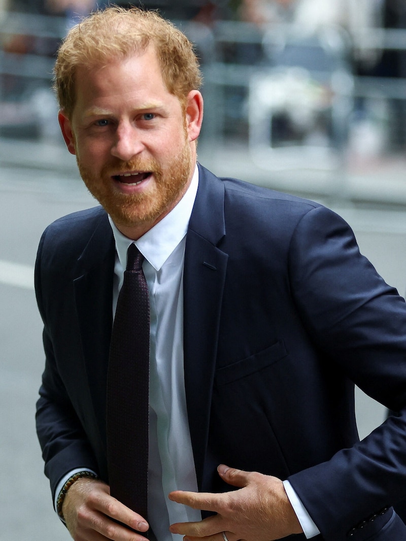 Prince Harry accuses the publisher of unlawfully obtaining information. (Bild: picturedesk.com/HANNAH MCKAY / REUTERS)