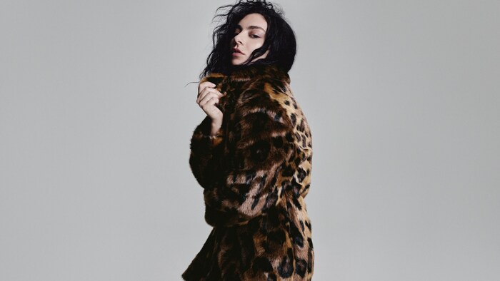 Auch Charli XCX posiert für H&M.