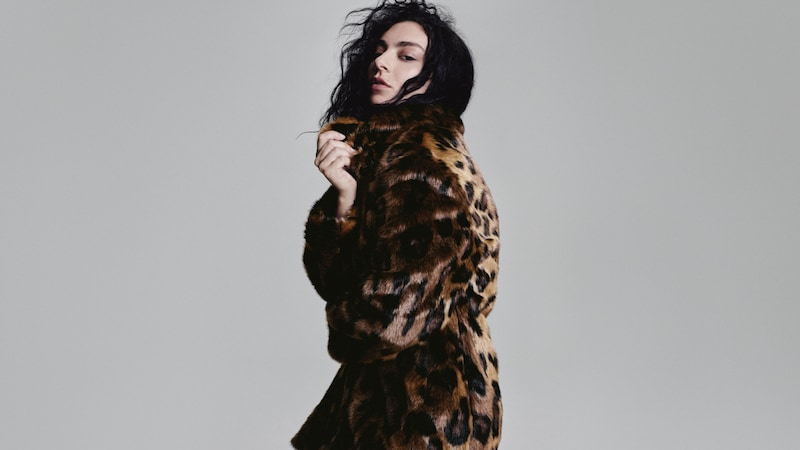 Charli XCX also poses for H&amp;M. (Bild: H&M)