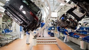 Bei VW in Deutschland wackeln bis zu 30.000 Jobs. (Bild: APA/dpa/Julian Stratenschulte)