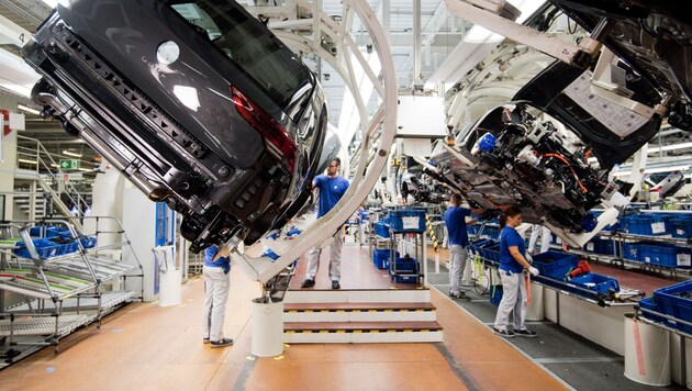 The decline in car production also threatens suppliers. (Bild: APA/dpa/Julian Stratenschulte)