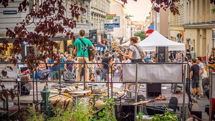 3 Bühnen und der Auftritt von 5/8erl in Ehren gibt es beim Reindorfgassenfest am Samstag im 15. Bezirk.