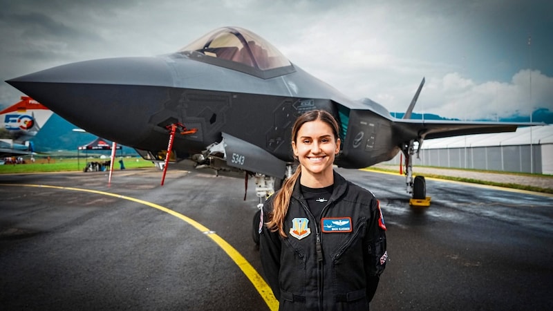 F35-Pilotin Melanie „Mach“ Kluesner nach ihrer Show (Bild: Pail Sepp)