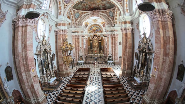 The view from the west gallery. Visitors are not normally allowed in here. The choir and organist pull out all the stops for heavenly sounds. (Bild: Birbaumer Christof)