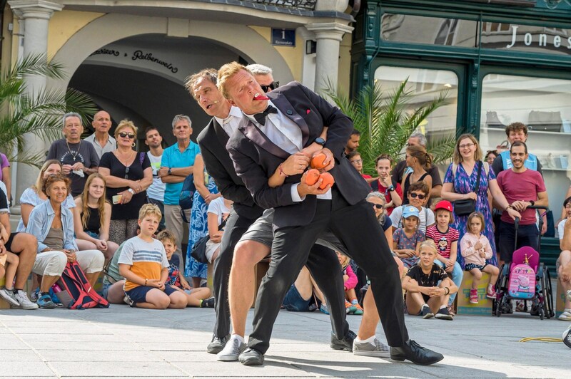 Auf dem Riemerplatz sorgten Garaghty & Thom für reichlich Lacher beim Publikum (Bild: Molnar Attila/Attila Molnar)