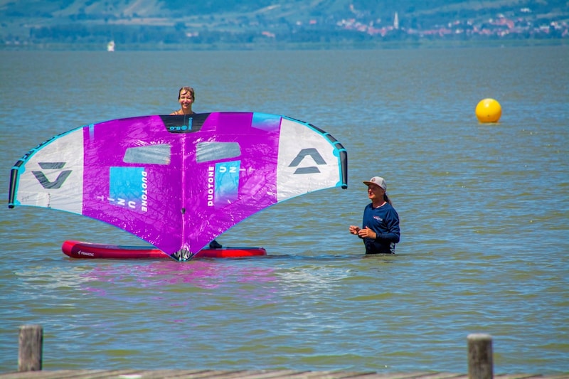 Wer richtig hart im Nehmen ist, geht auch, wenns kühl ist auf oder in den Neusiedler See. (Bild: Charlotte Titz)